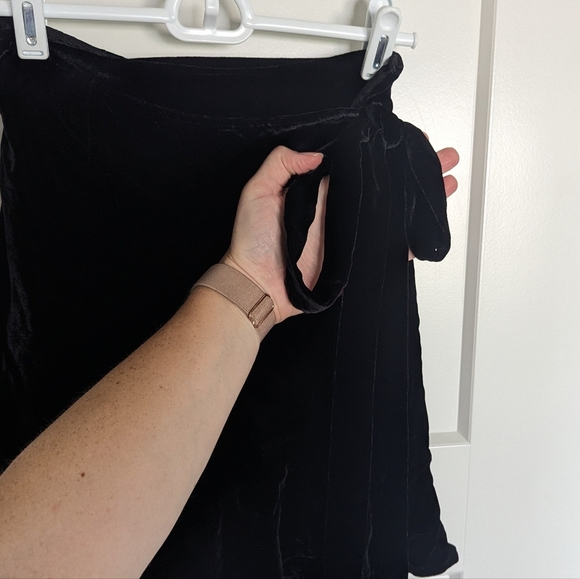 Reformation Black Ruffle Velvet Silk Wrap Mini Skirt sz S - Picture 6 of 9